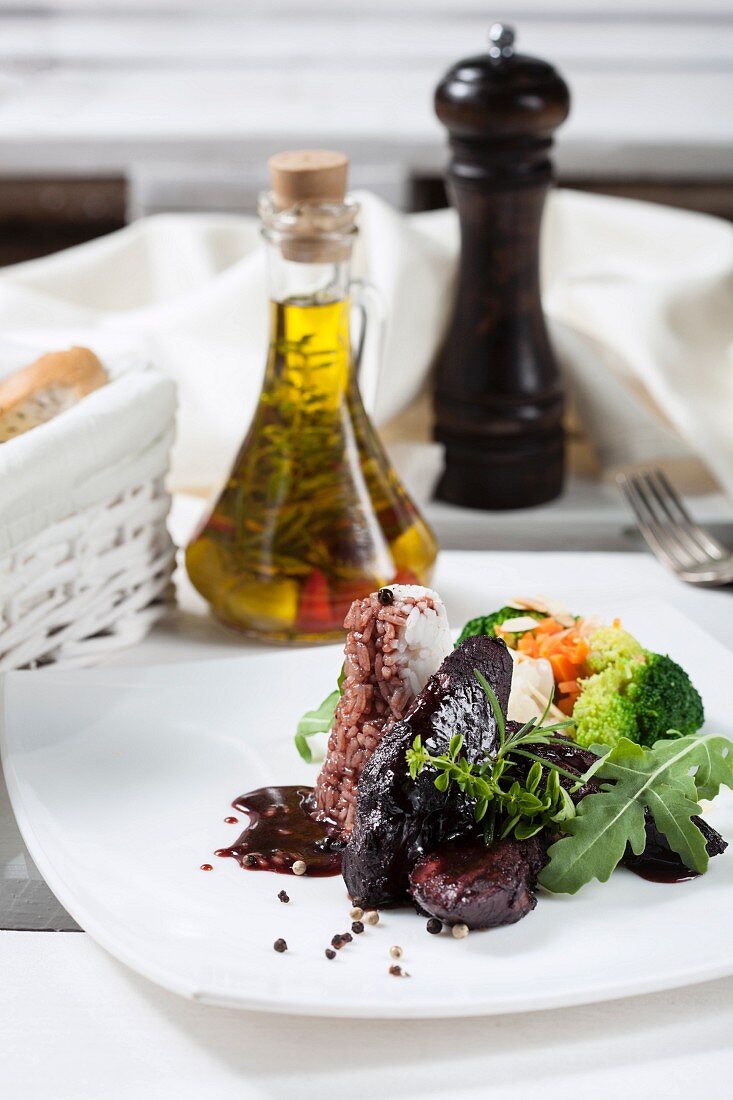 Beef with rice, vegetables and a red wine & pepper sauce