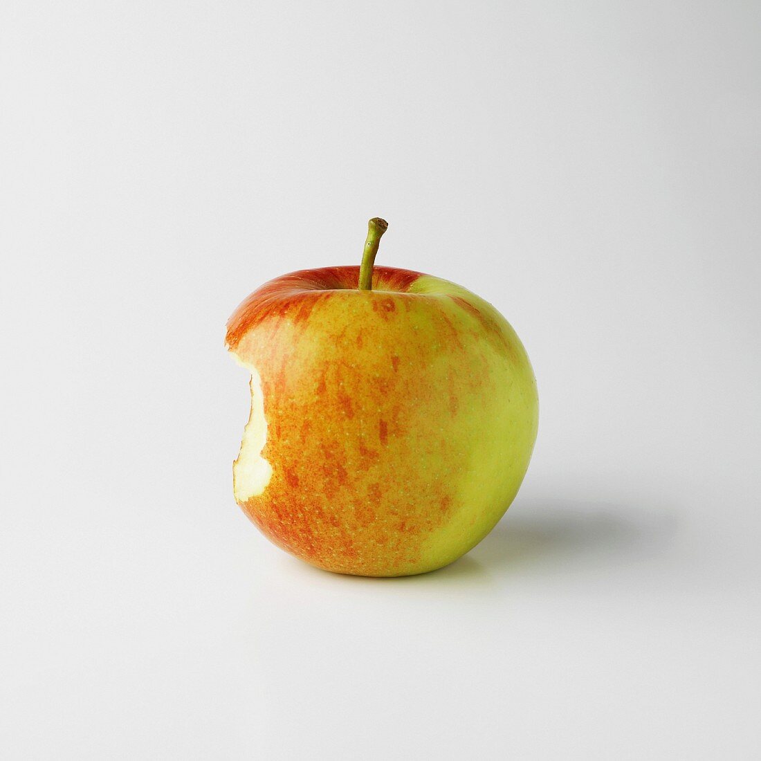 Angebissener Apfel auf weißem Grund