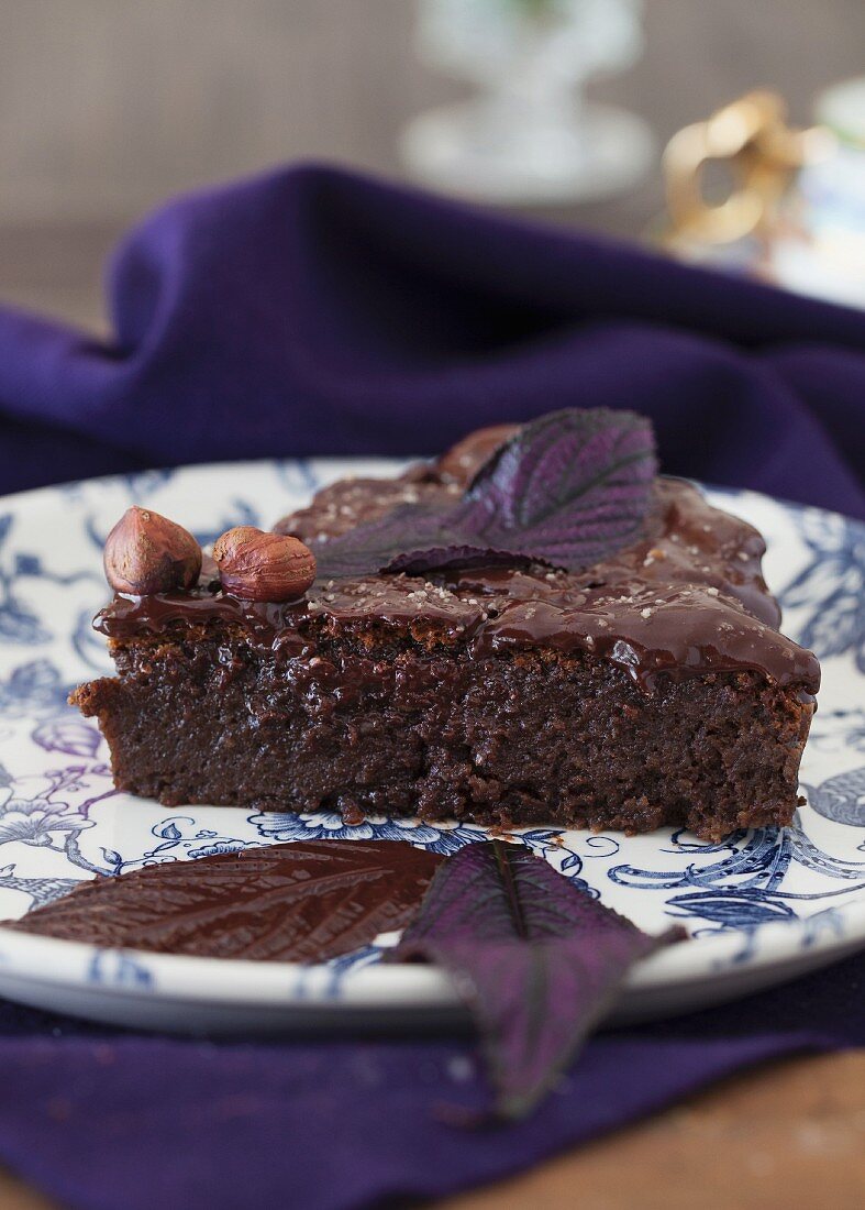 Schokoladenkuchen mit Haselnüssen und Schokoglasur