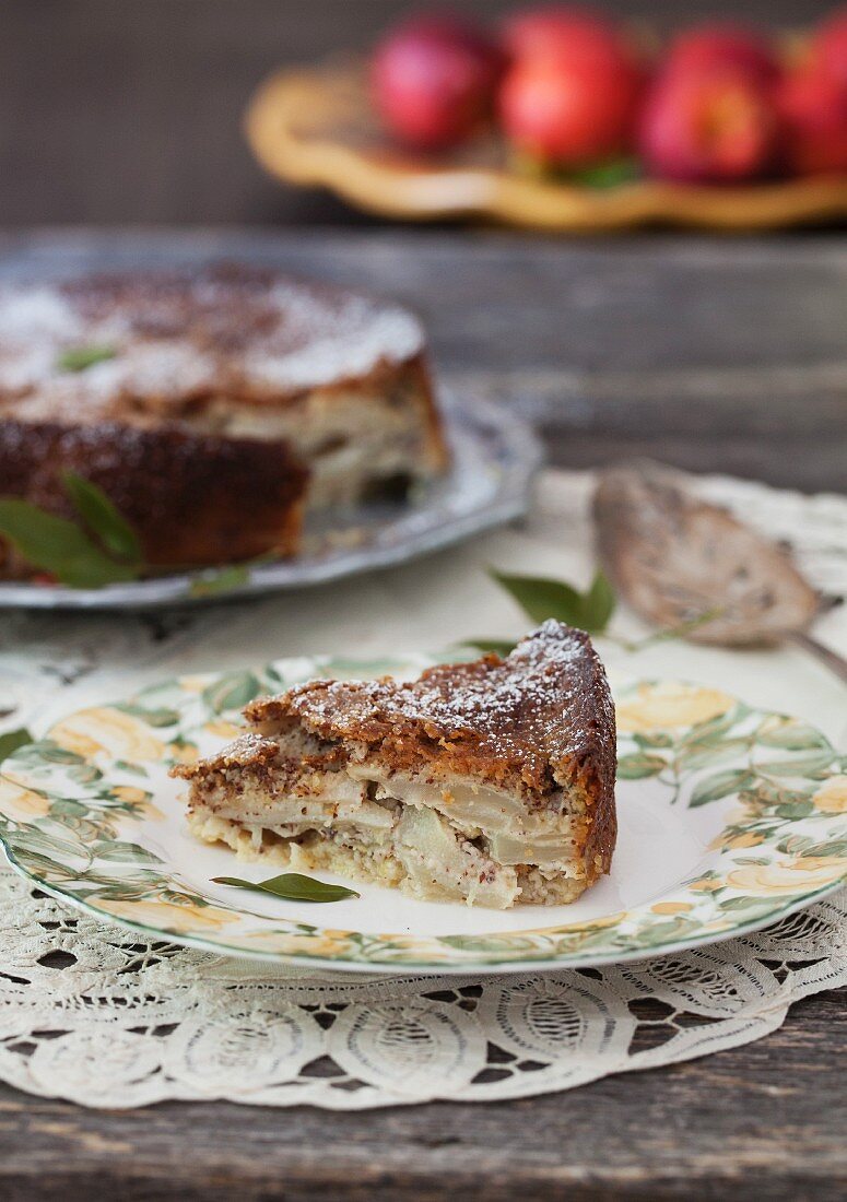 Haselnuss-Apfel-Kuchen, angeschnitten