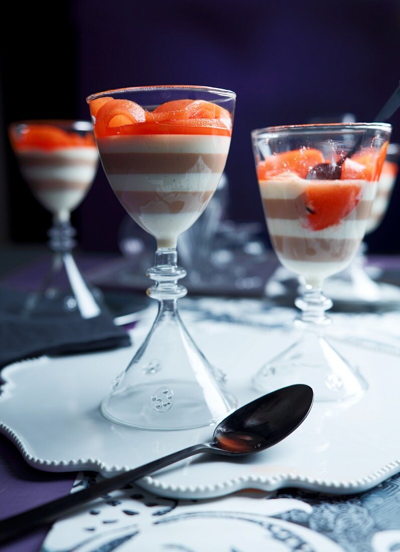 Geschichtete Nougat-Marzipan-Creme mit Aperol-Birnen