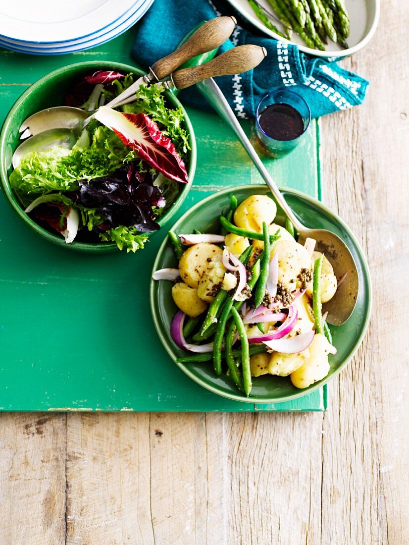 Kartoffel-Bohnen-Salat und Blattsalat