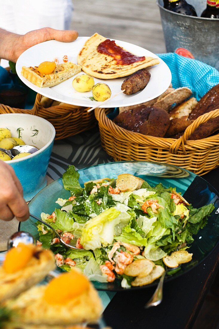 Mittsommer-Buffet in Schweden mit Salat und Brot