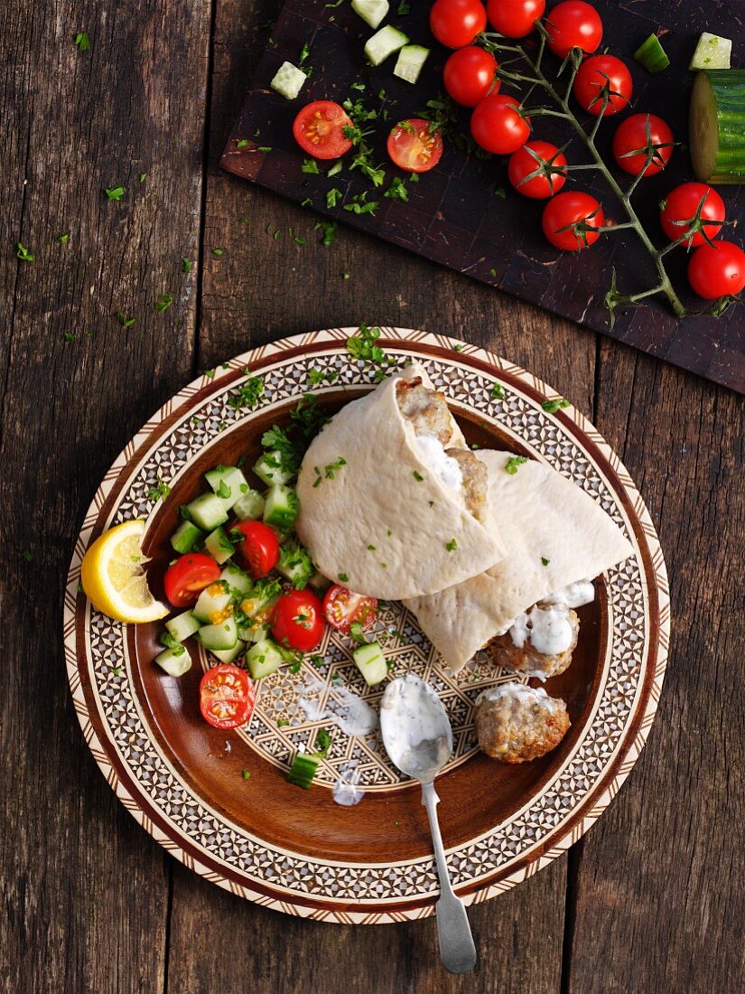 Pitabrot mit Hackbällchen und Gurkensalat