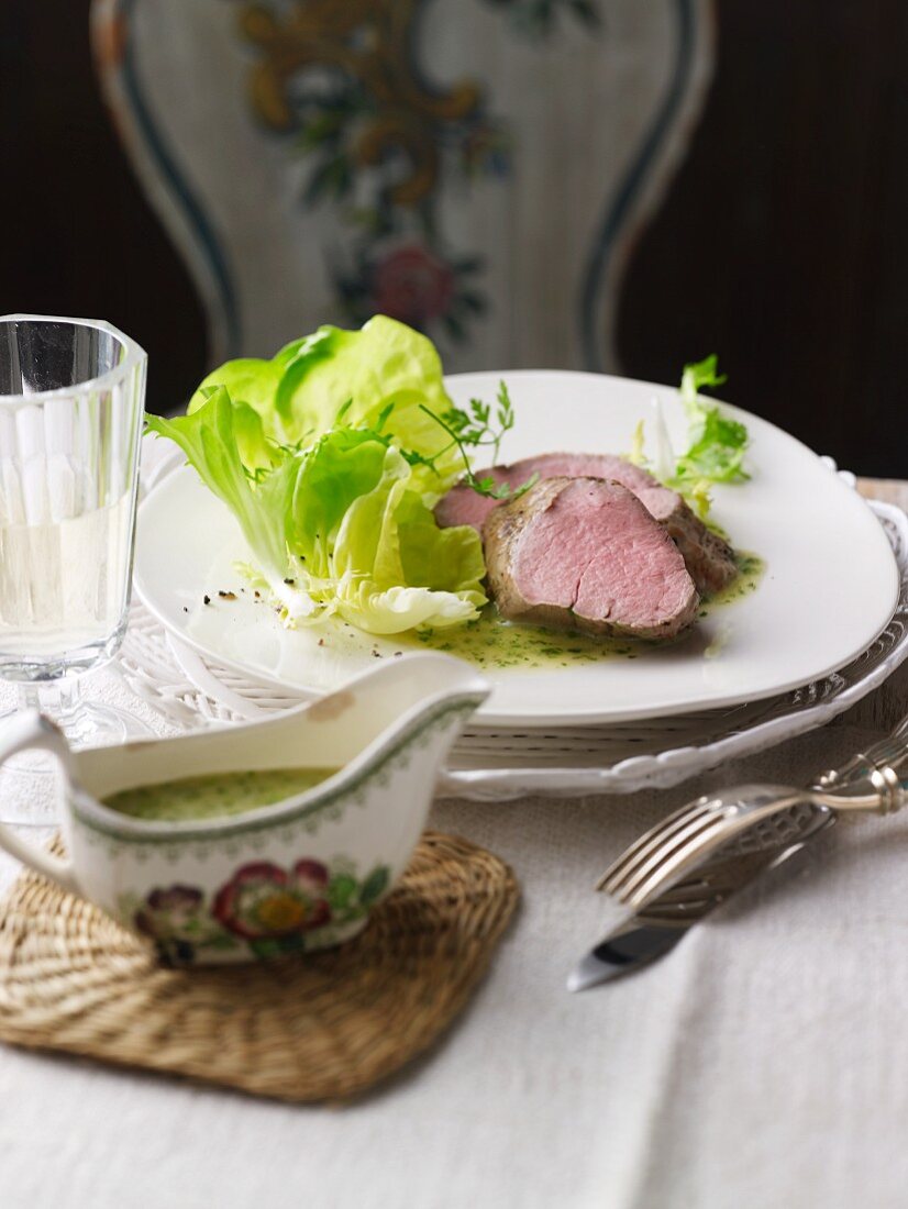 Pochiertes Kalbsfilet mit Kräutersauce und Kopfsalat