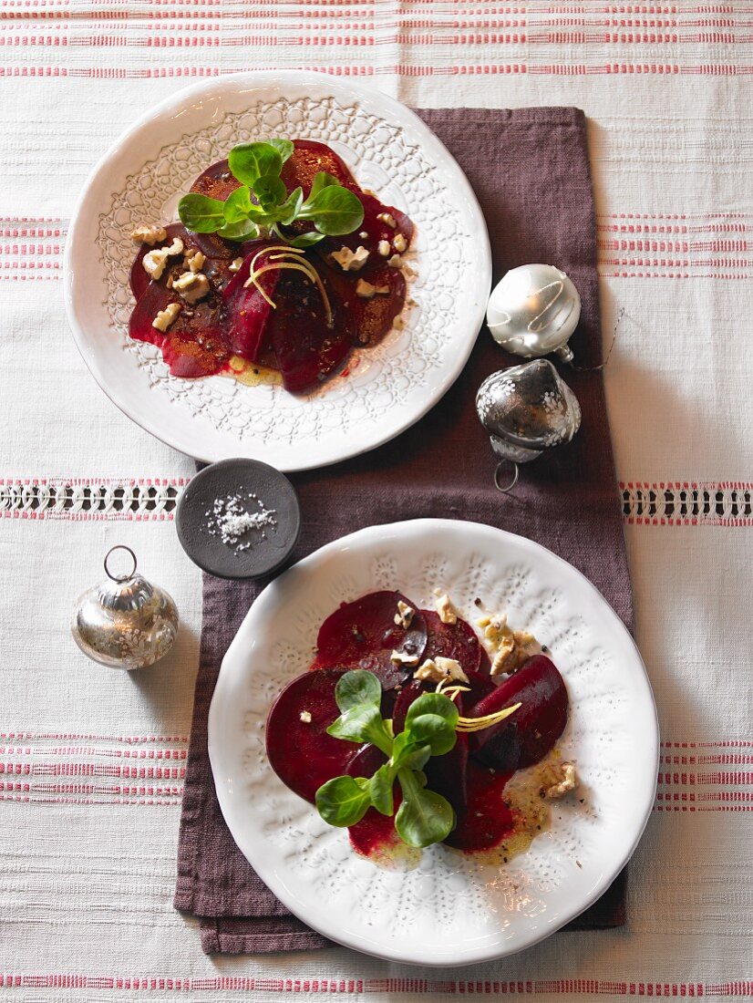 Rote-Bete-Carpaccio mit Walnussdressing und Feldsalat