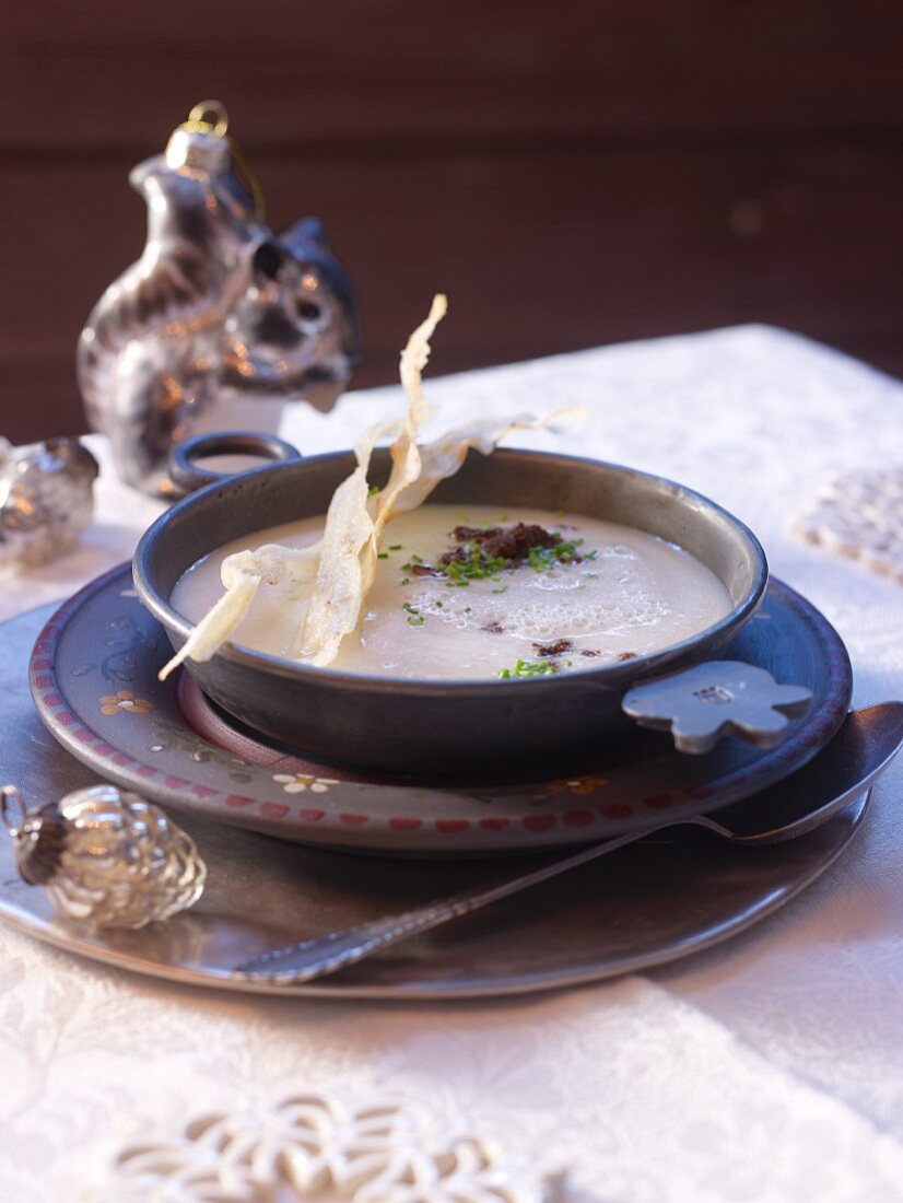 Cream of black salsify soup with bread crisps (Christmas)