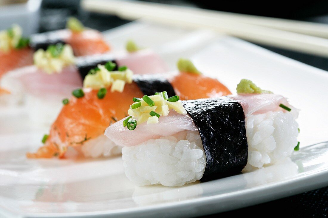 Nigiri-Sushi mit Lachs und Seebarsch