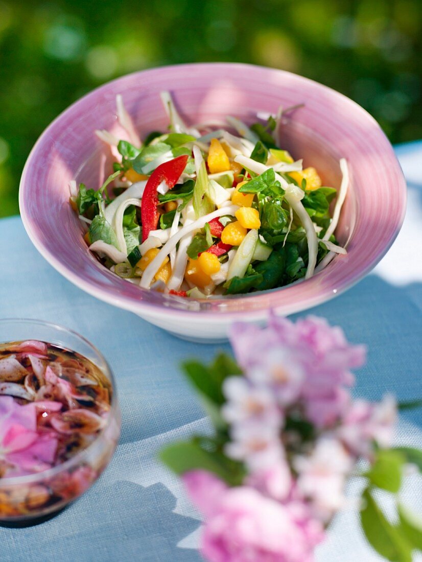 Fruchtiger Gemüsesalat auf einem Gartentisch