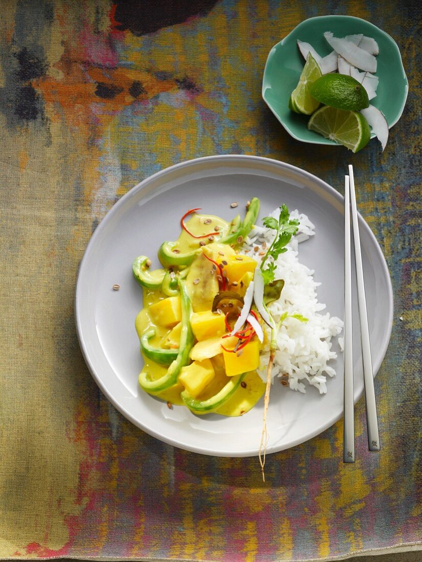 Mango-Bananen-Curry mit Paprikaschoten und Reis (Asien)