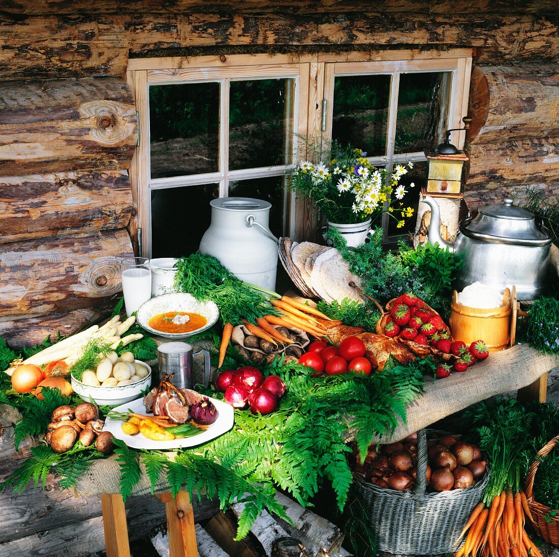 Frisches Gemüse, Milchprodukte und Brot vor einem Bauernhaus