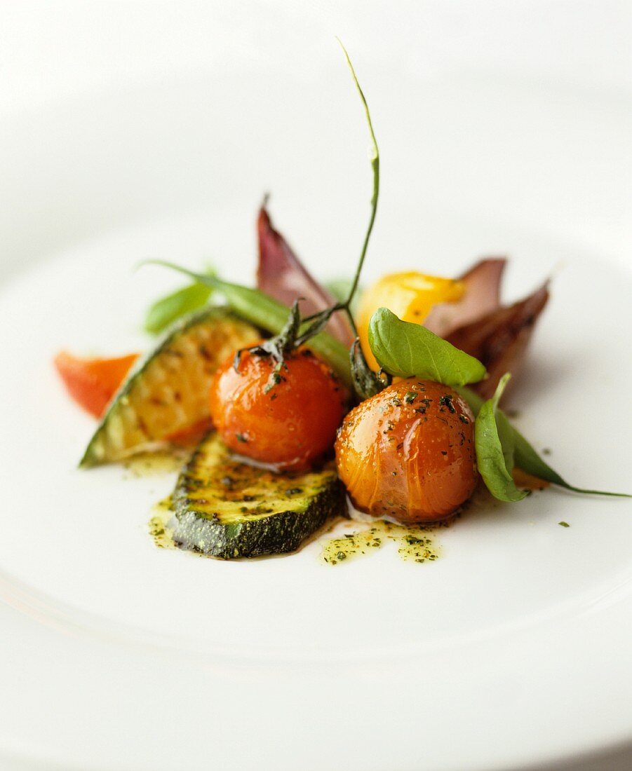 Gebratene Zucchini und Kirschtomaten mit Basilikum