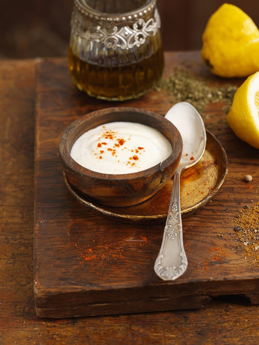A yoghurt and garlic dip with lemon (India)