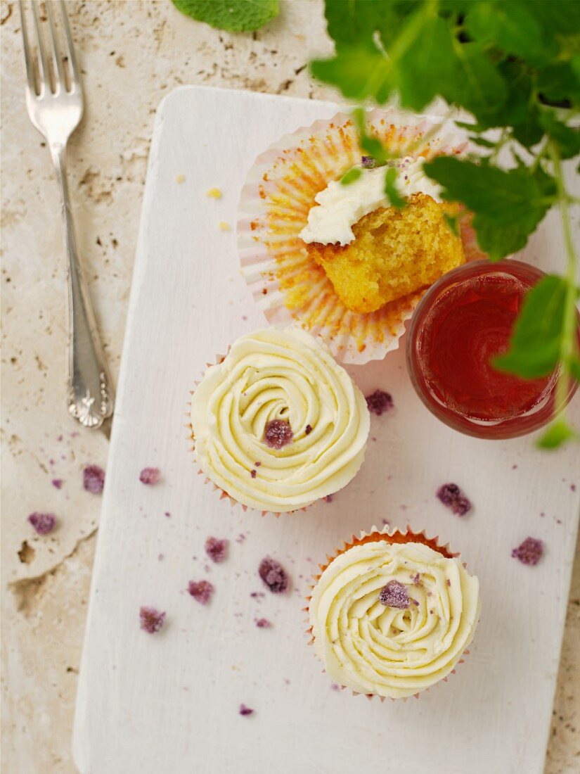 Zitronen-Polenta-Cupcakes