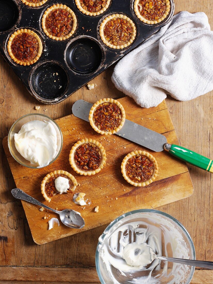 Mini-Pecanpies mit Sahne