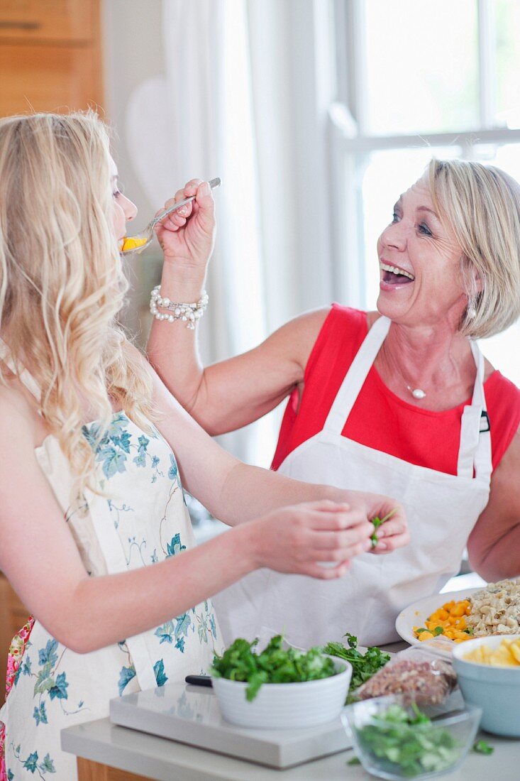 Mutter & Tochter beim gemeinsamen Kochen in der Küche