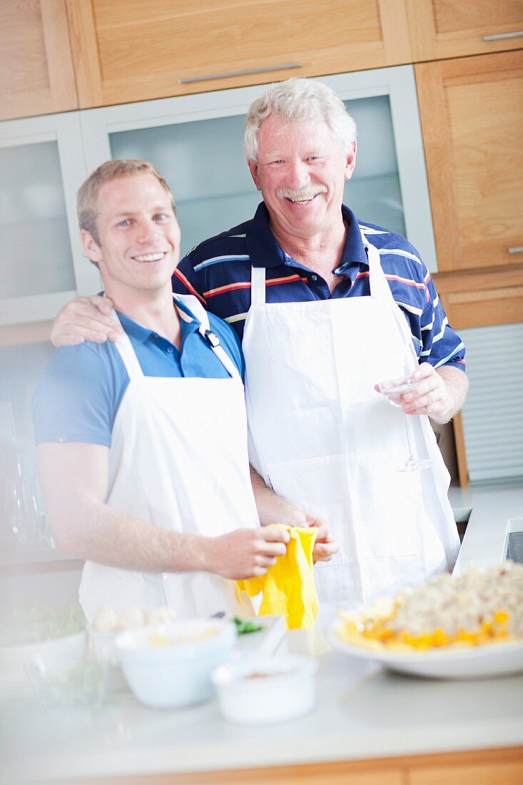 Vater & Sohn beim gemeinsamen Kochen in der Küche