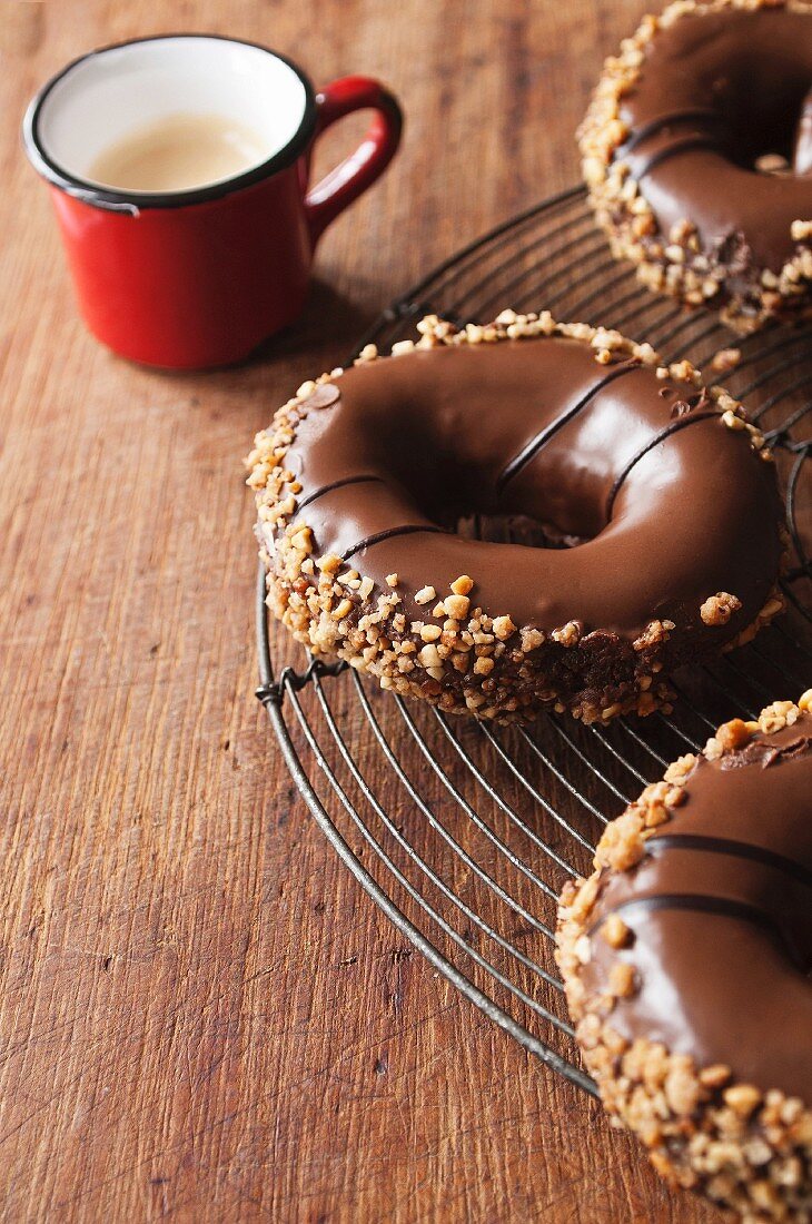 Donuts mit Schokoladenglasur & Krokantstreuseln