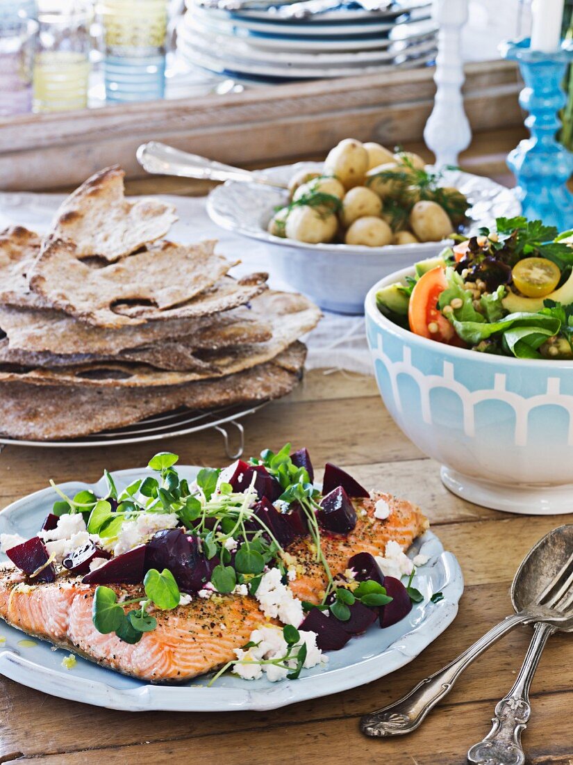 Buffet mit Lachs, Salat, Kartofffeln und Knäckebrot (Schweden)