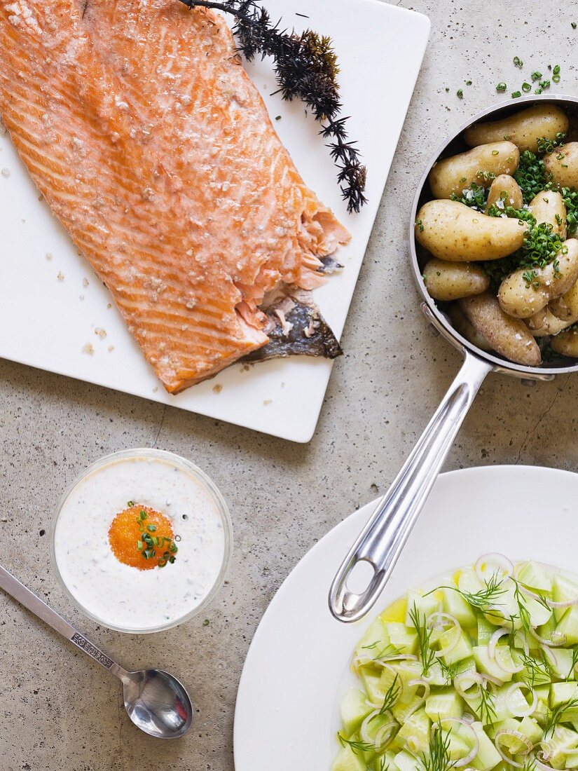 Lachs mit Neuen Kartoffeln und Gurkensalat