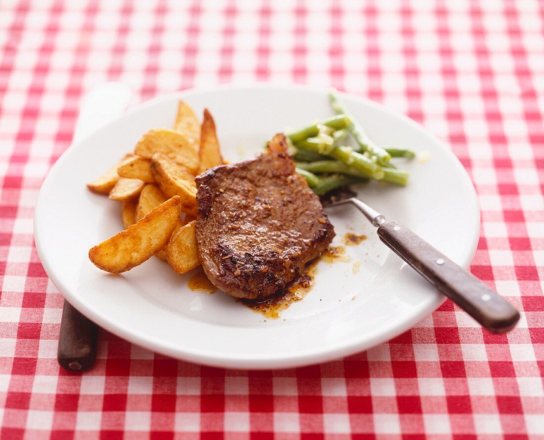 Rindersteak mit Potatoe Wedges und grünen Bohnen