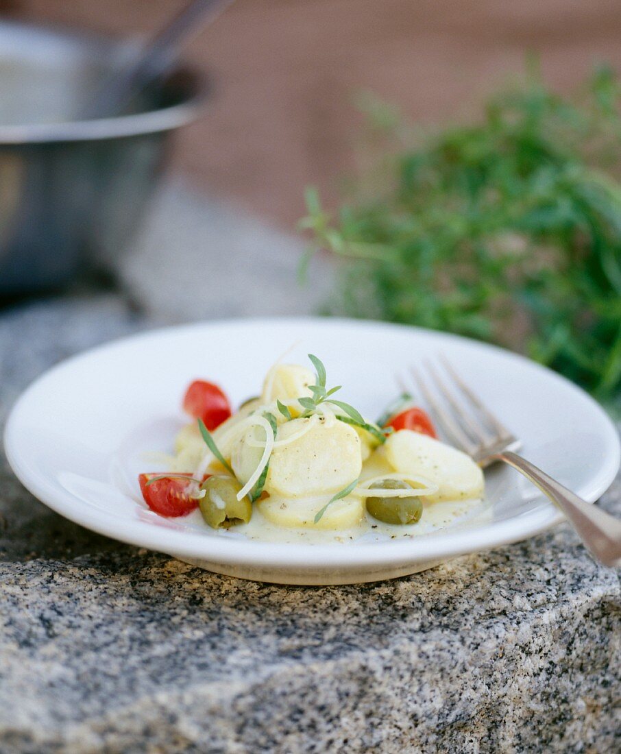 Kartoffelsalat mit Oliven, Rucola und Tomaten