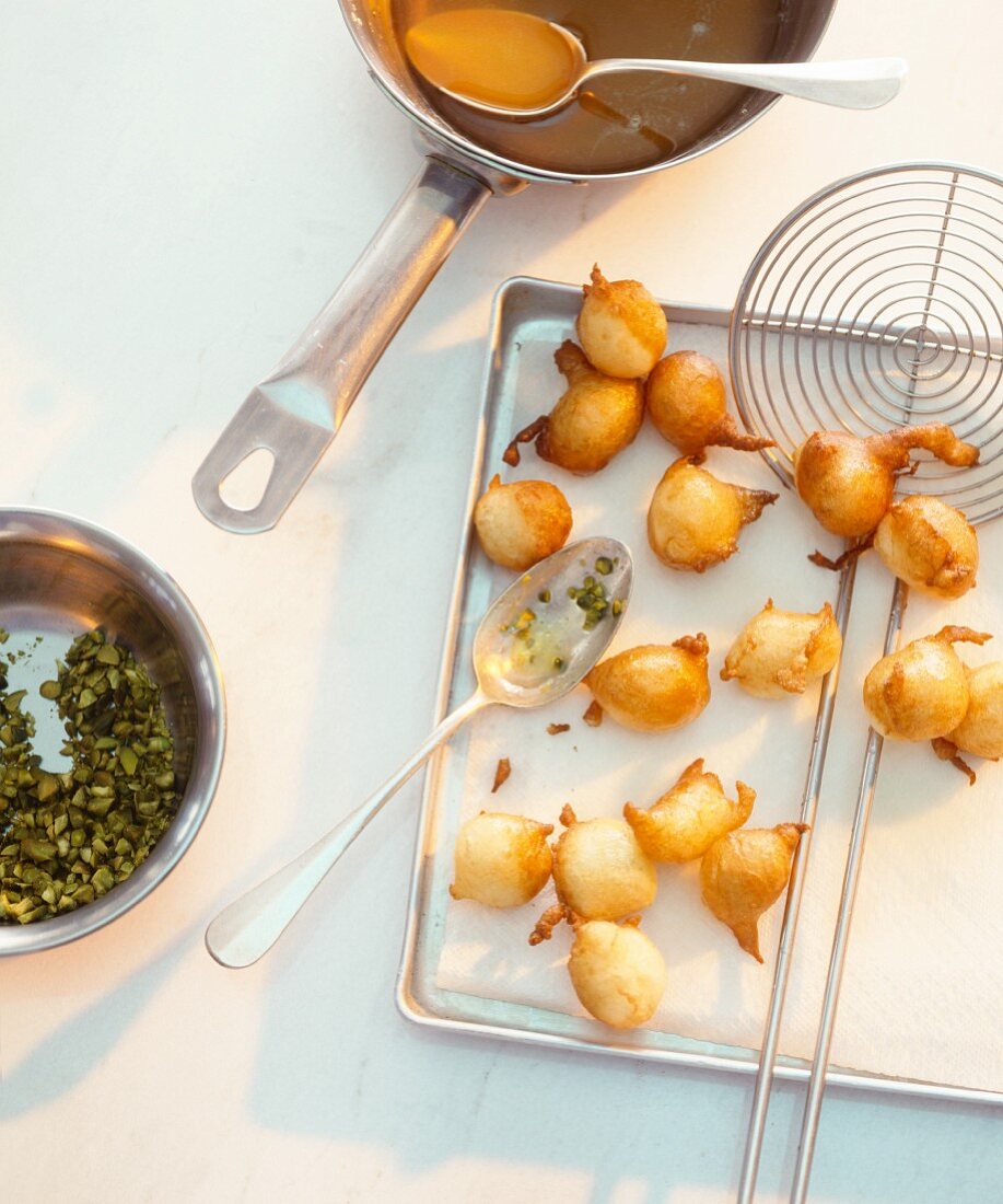 Deep-fried pearl onions with pistachios