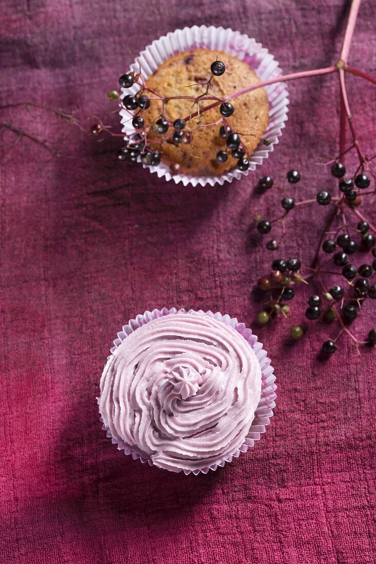 Cupcakes with elderberry jam in the mixture, with and without icing