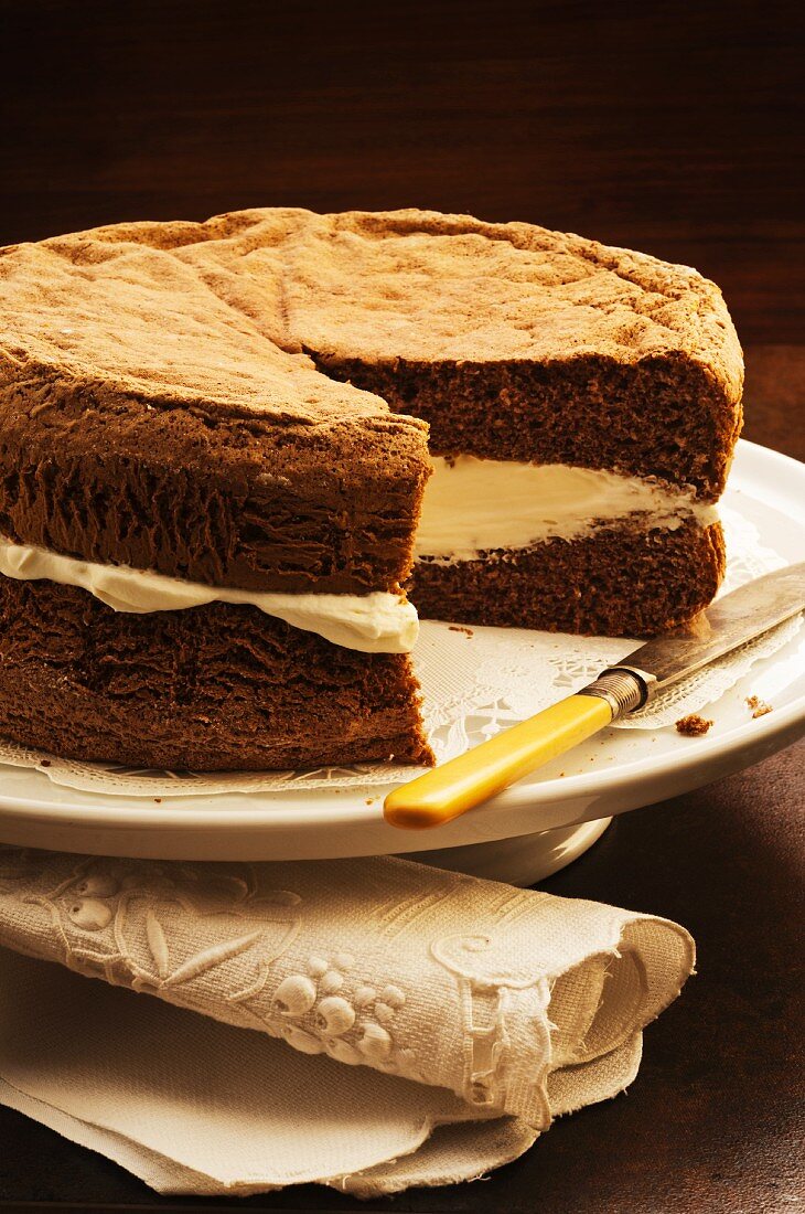 Luftiger Schokoladen-Biskuit-Kuchen mit Sahnecreme