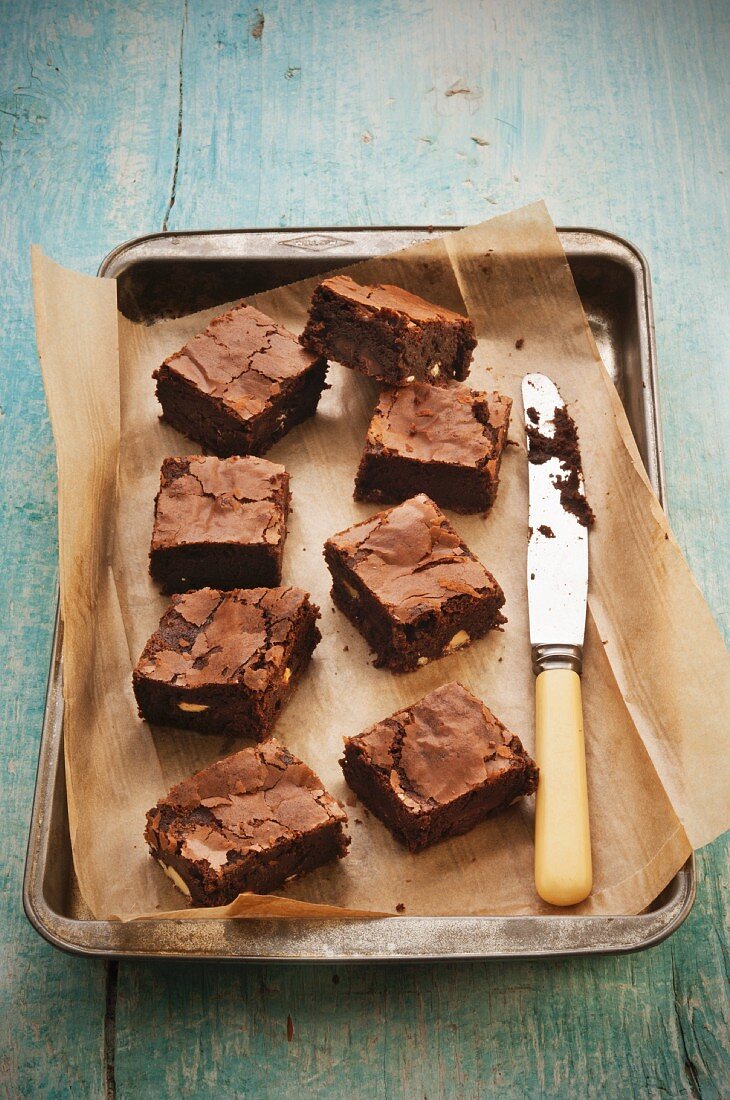 Double Chocolate Brownies auf Backblech mit Messer