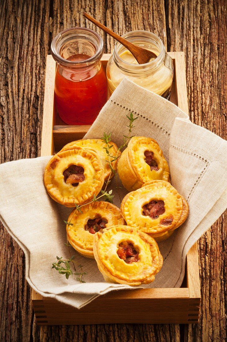 Mini pies filled with ham shank