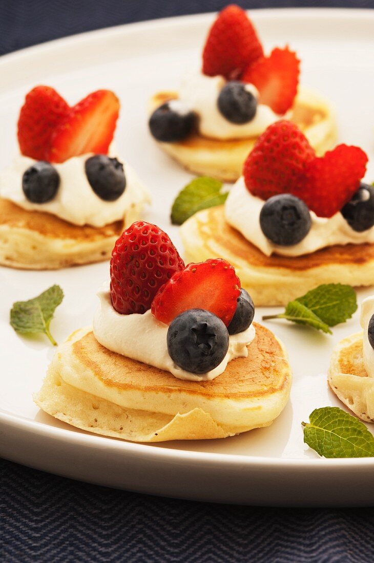 Pikelets with cream and berries