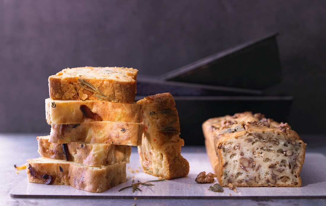 Ratatouille-Kuchen mit Rosmarin, Kartoffelkuchen mit Käse und Aprikosen und Walnusskuchen mit Steinpilzen
