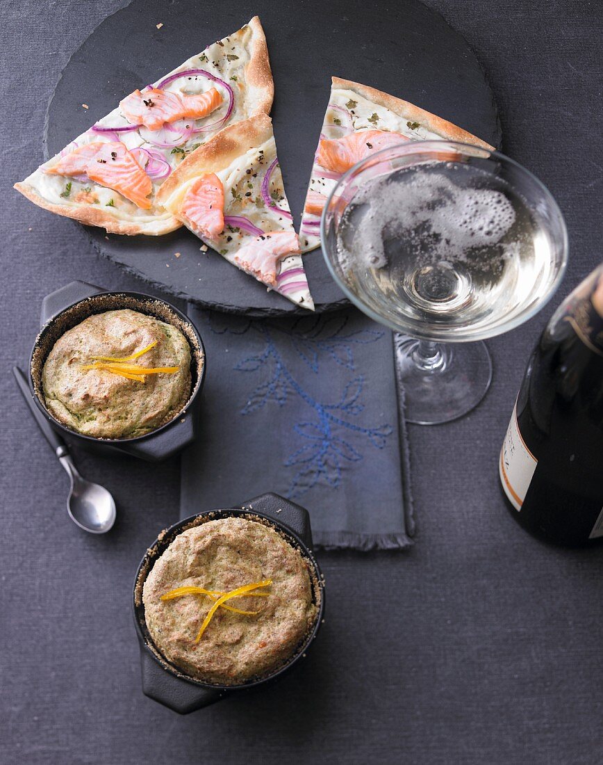 Flammkuchen mit Kräuterschmand und Brokkoli-Souffle mit Orangenzesten zu Champagner