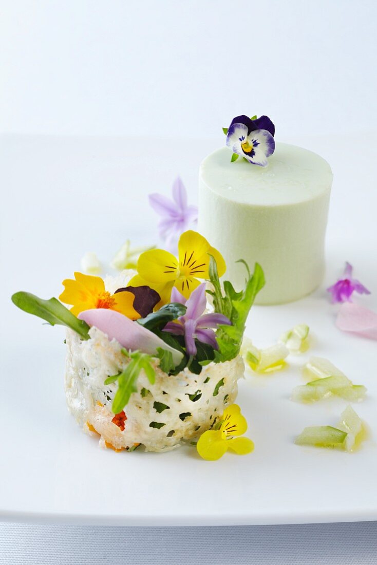 Wasabi-Pannacotta mit Apfelvinaigrette und Parmesanchip