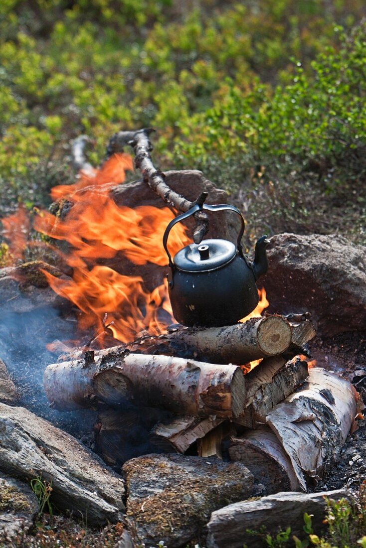 Teekessel über offenem Feuer