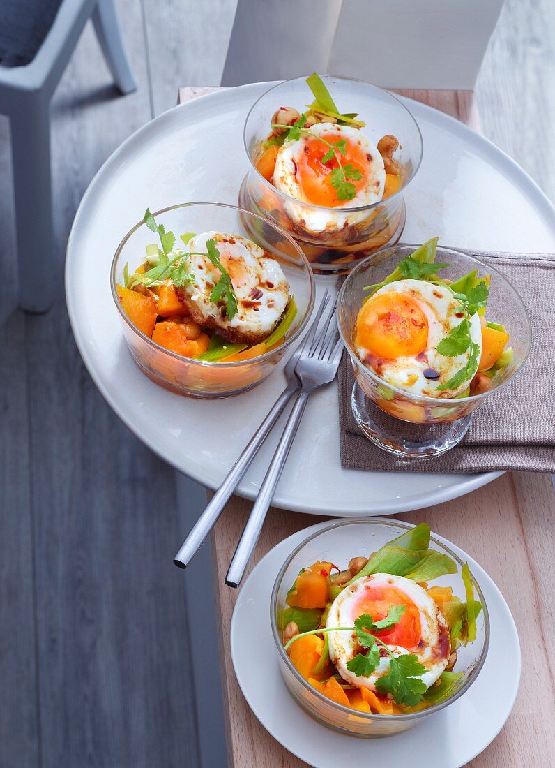 Soja-Spiegeleier auf Lauch-Mango-Salat mit Cashewkernen