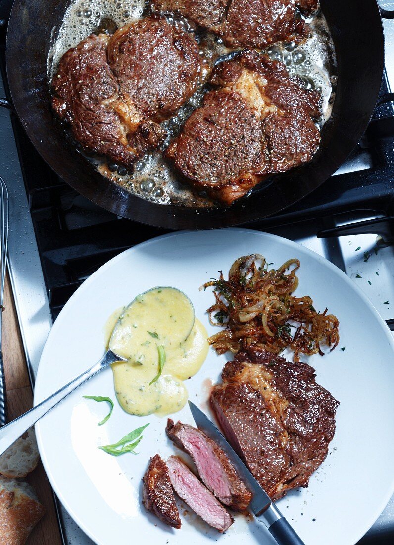 Rib eye steak with thyme-flavoured onions and a tarragon sauce