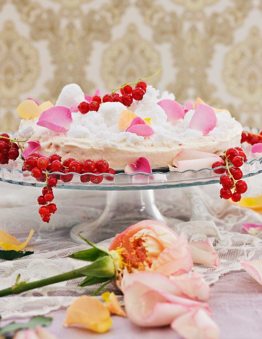 Johannisbeertorte mit Baiser und Rosenblättern