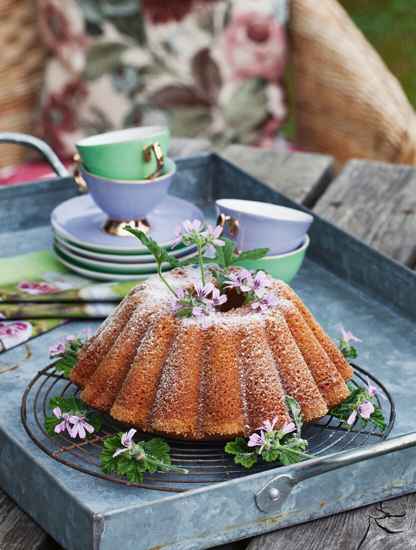 Napfkuchen mit Duftgeranien zum Kaffee