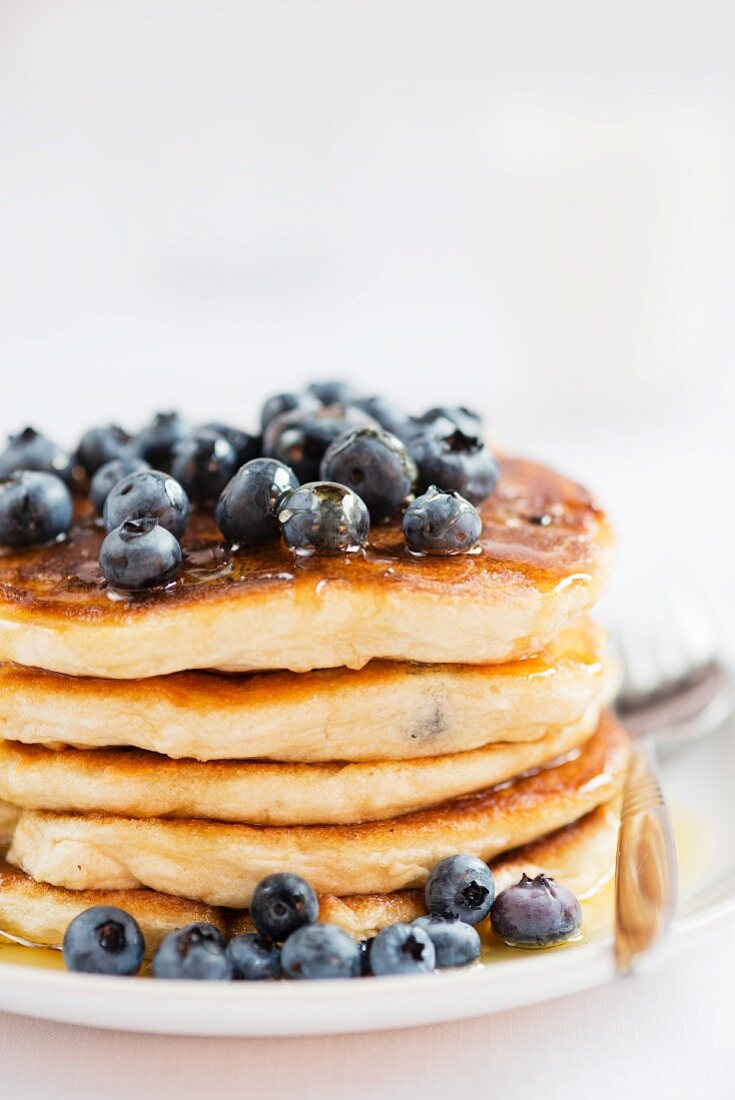 Pancakes mit Heidelbeeren und Honig