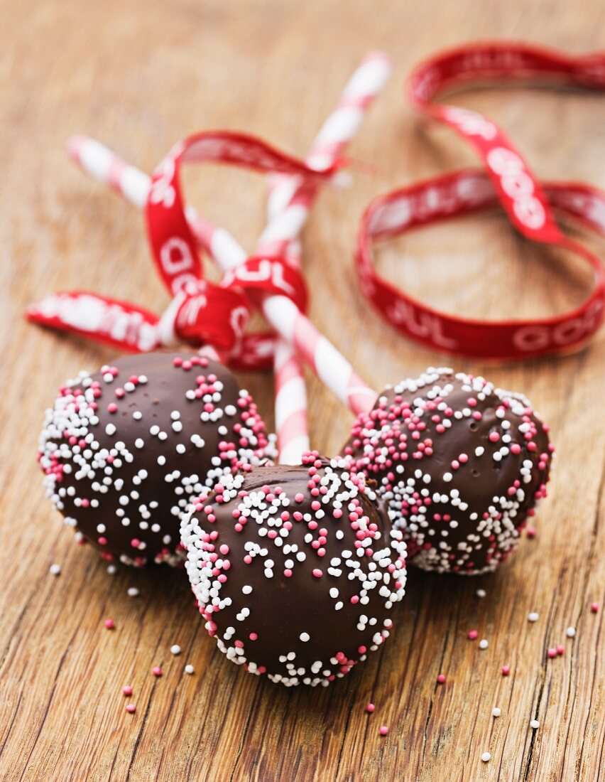Drei Schokoladenlollis mit Zuckerperlen (weihnachtlich)