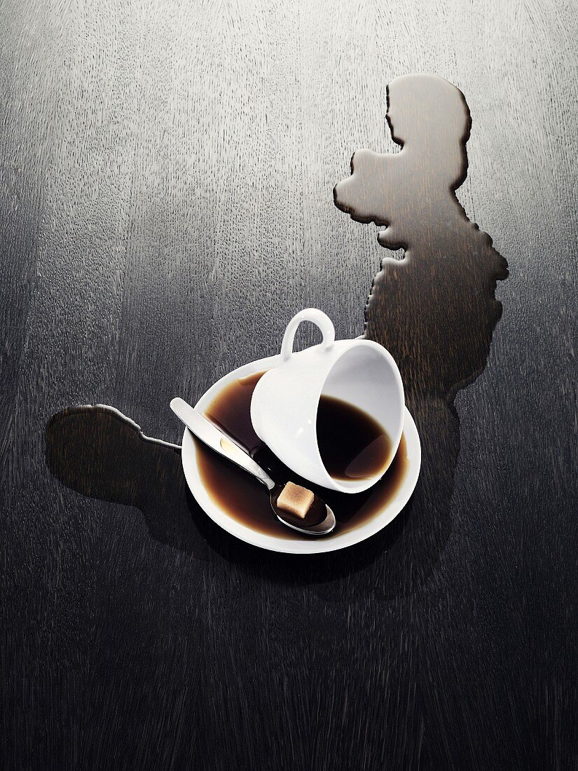 Tasse mit verschüttetem Kaffee