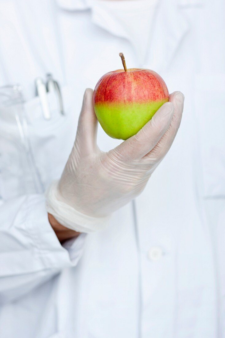 Labortechniker mit Apfel
