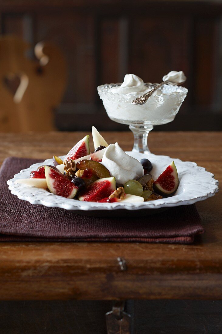 Herbstlicher Fruchtsalat mit Sahne