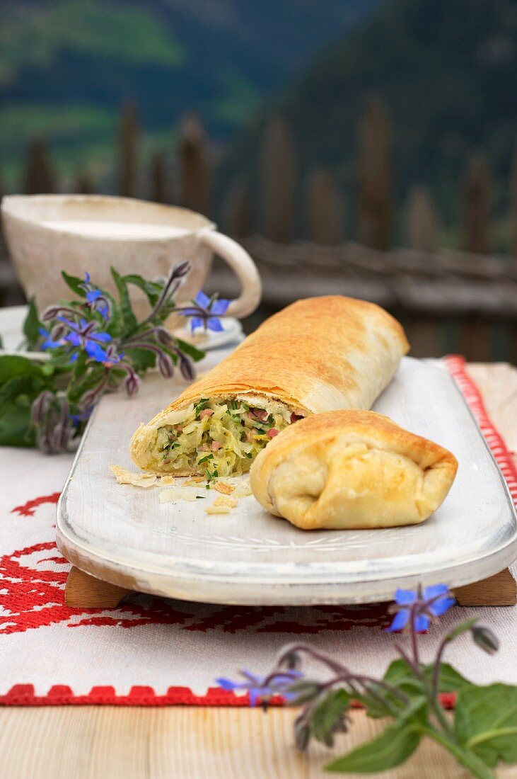 Krautstrudel mit Käsesauce