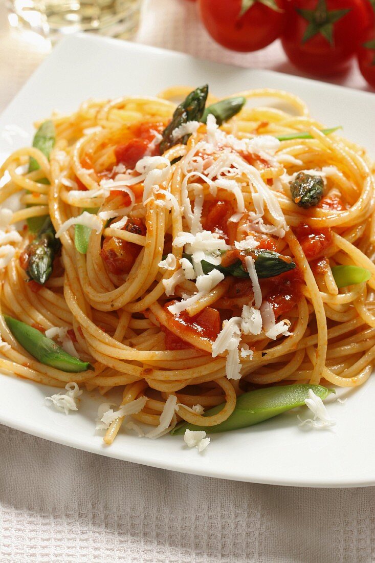 Spaghetti al pomodoro e asparagi (Nudeln mit Tomaten & Spargel)