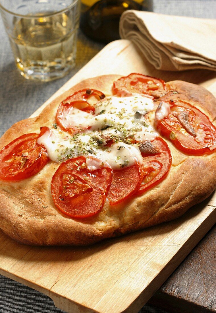 Pizza rinata (Fladenbrot mit Tomaten, Mozzarella und Oregano)