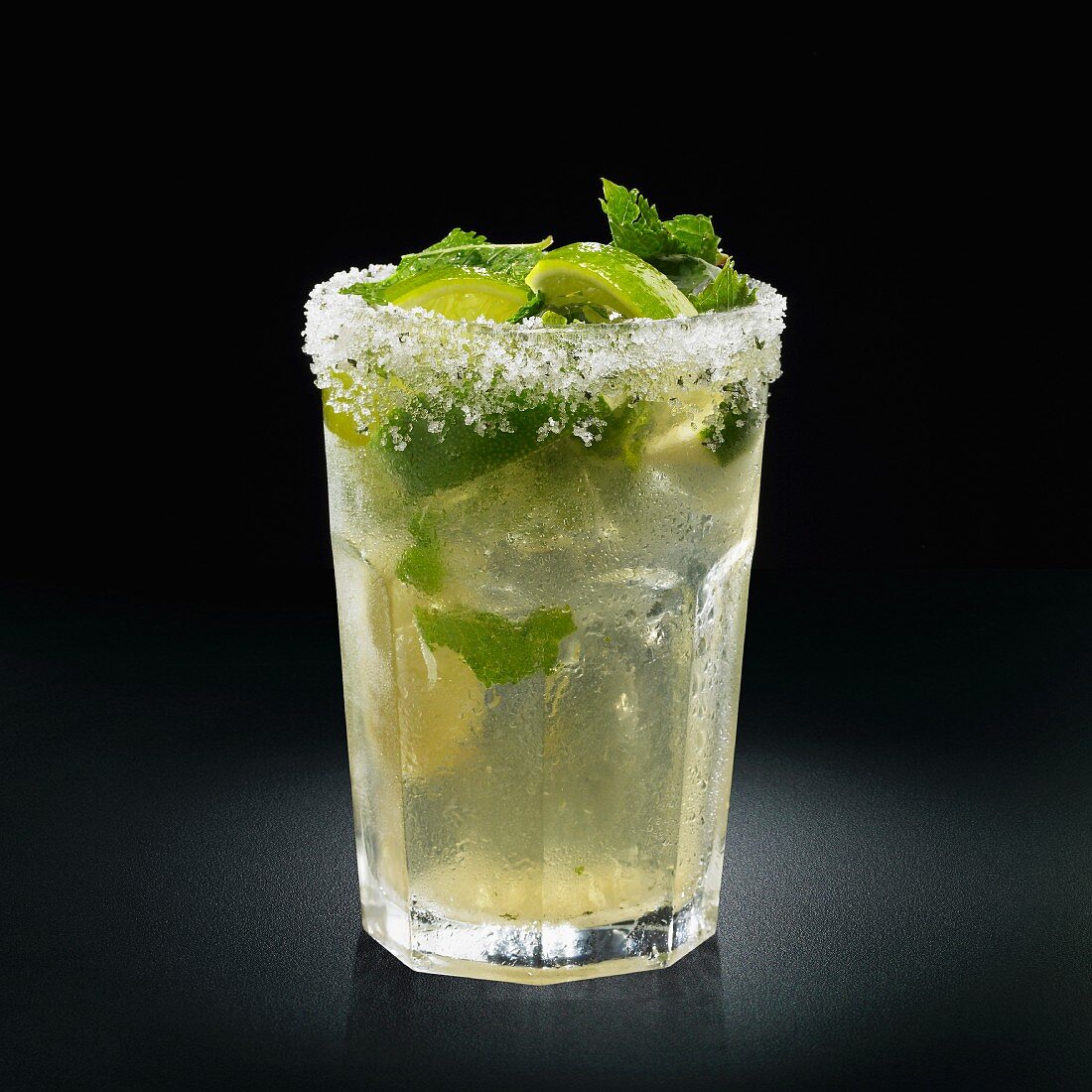 Mojito Puerto Rico (Drink mit Rum, Limette & Minze)