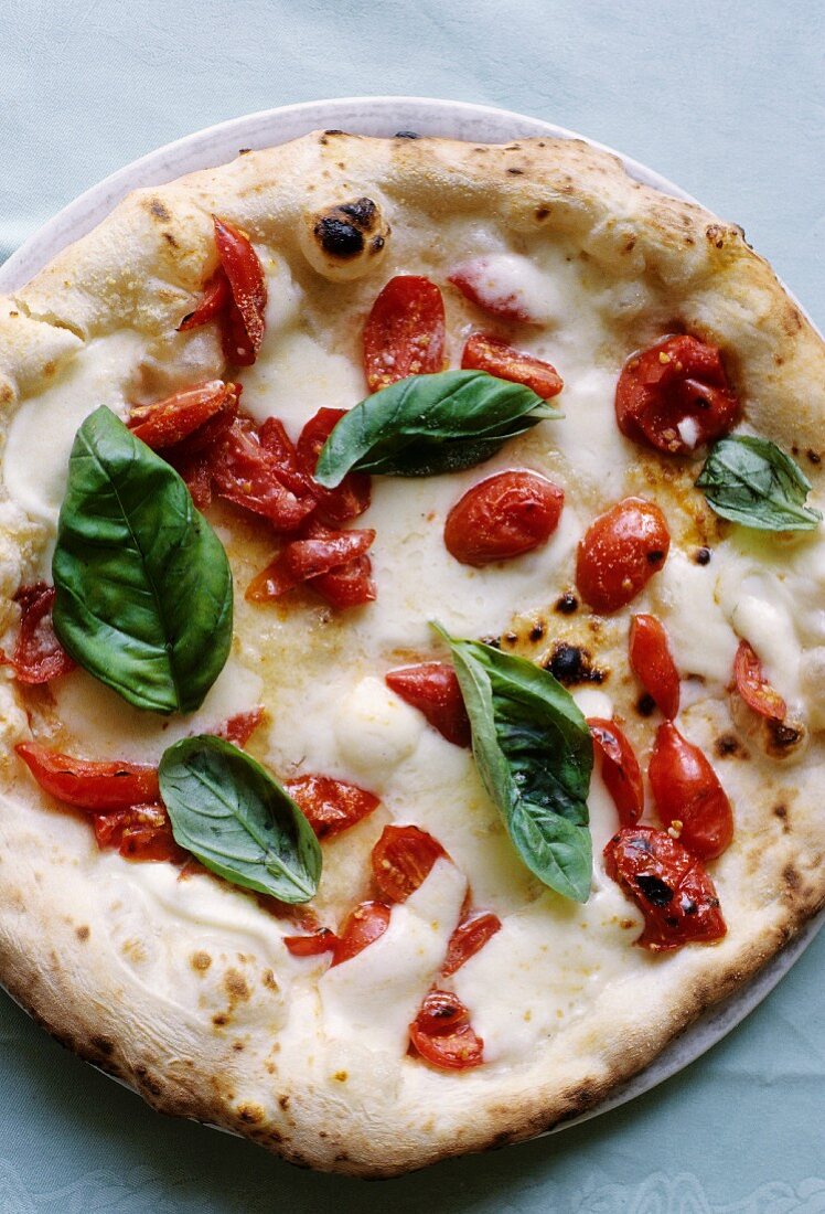 Pizza Margherita (Pizza mit Tomaten, Mozzarella und Basilikum)